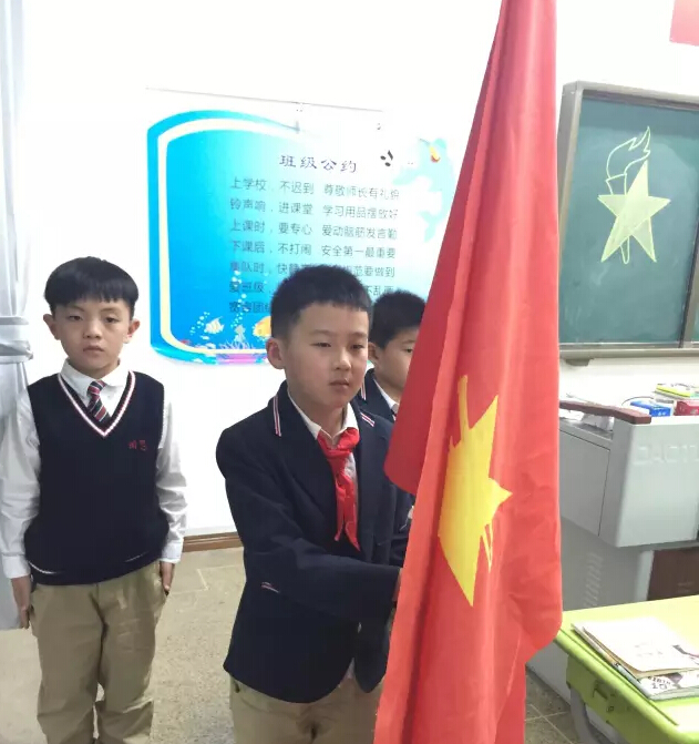 領(lǐng)巾飄揚(yáng)心向黨，小小隊(duì)員來(lái)競(jìng)選！