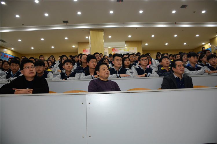 以和為貴，“諧”手前行